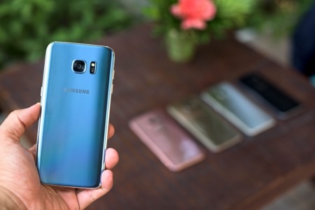 Giải mã thành công của Galaxy S7 edge màu Xanh Coral - 2 Vẻ đẹp nhã nhặn nhưng vẫn quyến rũ của Galaxy S7 edge Xanh Coral.