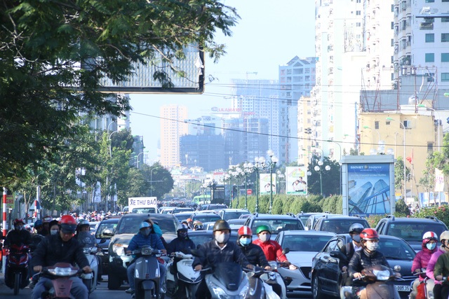 Tắc đường nghiêm trọng dọc lộ trình tuyến buýt nhanh sắp hoạt động ở Hà Nội - 2 Giờ cao điểm buổi sáng tại nút giao thông Lê Văn Lương hướng di chuyển lên cầu vượt Láng Hạ. Các phương tiện giao thông luôn phải xếp hàng chờ đợi, thậm chí không thể di chuyển được do lượng phương tiện tham gia giao thông quá đông.