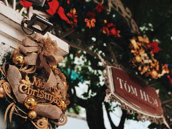 Đón Giáng sinh ấm áp bên bàn tiệc tôm hùm trong biệt thự Pháp - 2 Điểm độc đáo của nhà hàng đó chính là thực đơn có tới 70% các món được chế biến từ tôm hùm Nha Trang tươi ngon. Từng con tôm được chủ nhà hàng và đội ngũ đầu bếp lâu năm lựa chọn khắt khe, khi vận chuyển về Hà Nội vẫn còn tươi tanh tách. Khi đến Nhà hàng Tôm hùm 168 Nguyễn Khánh Toàn, khách có thể tự tay bắt từ bể lên những chú tôm hùm đang bơi và xem đầu bếp nhà hàng cắt tiết ngay tại bàn.