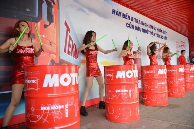 Hà Nội - Trạm cuối của hành trình trải nghiệm sự khác biệt của dầu nhớt cao cấp Motul Tekma - 2 Màn biểu diễn trống của những cô gái bốc lửa với chiếc trống là những thùng Motul nhận được rất nhiều sự tán thưởng từ các bác tài.