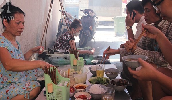 Đi canh giờ, xếp hàng chờ ghế: Quán ăn 'không nhanh hết phần' - 5
Quán bún chả này luôn đông khách.
