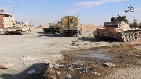 Bộ trưởng Mỹ sang Iraq, tổng lực dồn IS sang Syria - 3 Xe tăng và ô tô chiến đấu của quân chính phủ Syria và Nga bỏ lại ở Palmyra.