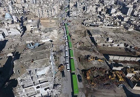 Aleppo sụp đổ, lụi tàn "dự án" can thiệp vào Syria của phương Tây - 3 Đoàn xe vận chuyển lực lượng phiến quân trên đường phố Aleppo ngày 15-12.