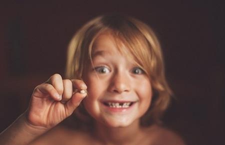 Thay vì vứt đi, cha mẹ có thể sưu tầm răng của con rồi cất vào chiếc hộp này