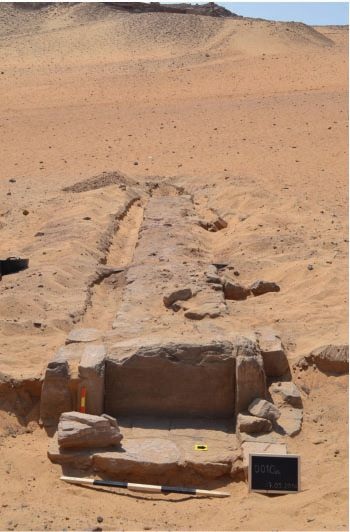 Có một vị vua Pharaon bị quên lãng được chôn trong ngôi mộ 4.200 năm tuổi? - 2 Đường đi hướng lên nghĩa trang Qubbet el-Hawa