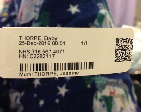 Vừa vật vã sinh con vừa hát Giáng Sinh - 2 Cô bé Ivy chào đời vào lúc 0 giờ 1 phút