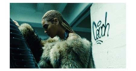 Đã lâu lắm rồi, các fan hâm mộ mới được thấy Beyoncé trở lại là chính mình như trong album “Lemonade”. Thông minh, mạnh mẽ, quyến rũ mà vẫn trọn vẹn đến hoàn mĩ, không có gì khó hiểu khi “Lemonade” giúp Beyoncé dẫn đầu danh sách đề cử giải Grammy lần thứ 59 với 9 đề cử và chính thức lập nên kỉ lục mới trong lịch sử giải thưởng âm nhạc lớn nhất hành tinh.