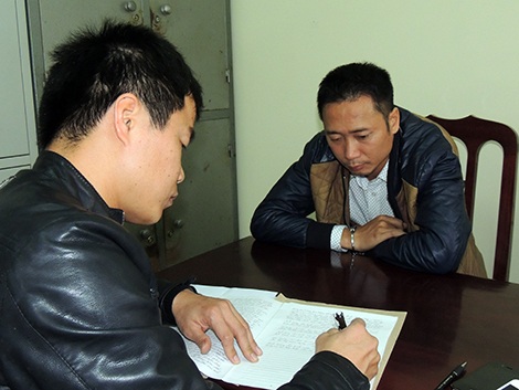 Chân tướng kẻ điều hành đường dây tội phạm nghiêm trọng - 3 Công an TP Phủ Lý hỏi cung đối tượng Phạm Văn Dũng.