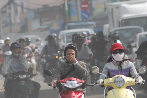 Sức khỏe tốt nhờ sống bên hồ - 2 Khói bụi ô nhiễm đáng báo động tại Hà Nội