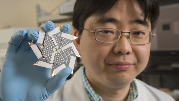 Pin sinh học lấy năng lượng từ vi khuẩn trong nước thải - 3 Phiên bản mới nhất này là một bước tiến từ hình ngôi sao. “Phiên bản này đã được nâng cấp rất nhiều, bạn không cần sử dụng nhiều lớp giấy. Tất cả các thành phần đều được tích hợp trong một tờ giấy”.