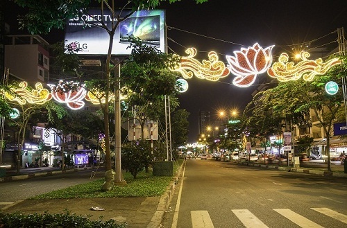 Các tuyến đường Lê Duẩn, Lê Lợi, Đồng Khởi,…lung linh đèn hoa với những hình ảnh cách điệu hoa mai, hoa đào, hoa sen, sao vàng, nón lá, chợ Bến Thành…