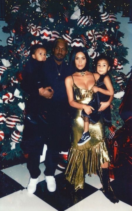 Kanye West khoe ảnh hạnh phúc gia đình, đập tan tin đồn ly hôn - 2 Kanye vừa cho đăng tải hình ảnh gia đình hạnh phúc đáng ngưỡng mộ