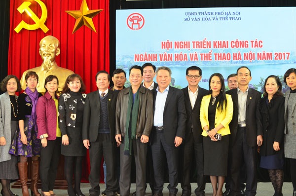 NSND Trung Hiếu làm Giám đốc Nhà hát kịch Hà Nội - 3
Các nghệ sĩ chụp ảnh cùng lãnh đạo Sở Văn hóa Thể thao.