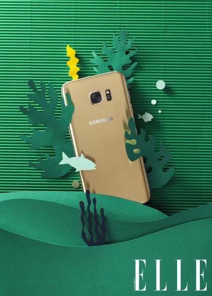 Khi Galaxy S7 edge hóa thân thành "siêu mẫu" ảnh - 2 “Cô nàng” Galaxy S7 edge Vàng ánh kim “sang chảnh” đang khoe mình dưới đáy nước cùng “phụ diễn” rong rêu xanh đầy quyến rũ. Tuy nhiên “nàng” vẫn đủ nổi bật để khoe trọn tấm lưng lấp lánh và cụm camera hoàn hảo của mình.