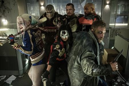 Với 745.6 triệu đô la Mỹ doanh thu phòng vé trên toàn cầu, bom tấn “Suicide squad” của Warner Bros cũng có mặt trong top những tác phẩm điện ảnh ăn khách nhất trong năm qua. Dù chịu nhiều chỉ trích từ giới phê bình nhưng “Suicide squad” vẫn “cá kiếm” được tới 363 triệu đô la Mỹ trên thị trường nội địa và cũng đã chắp cánh cho tên tuổi của nàng “Harley Quinn” Margot Robbie tỏa sáng rực rỡ.