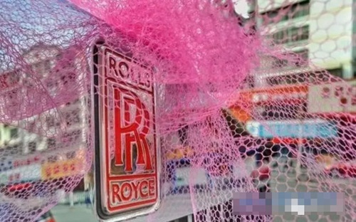 Cô dâu Trung Quốc đeo hàng chục kg vàng trong ngày cưới - 10 Siêu xe Rolls Royce với biển tứ quý 9999 trong đoàn rước dâu.