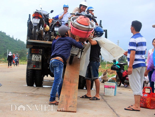 Bình Định: Dân sợ băng dòng lũ, xe tải kiếm tiền triệu mỗi ngày - 10 Bình Định: Dân sợ băng dòng lũ, xe tải kiếm tiền triệu mỗi ngày - 10