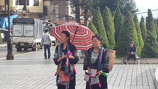 Sa Pa: Chợ tình thành “chợ trời” - 4 Gái bản bỏ nương rẫy lên phố bán hàng rong.