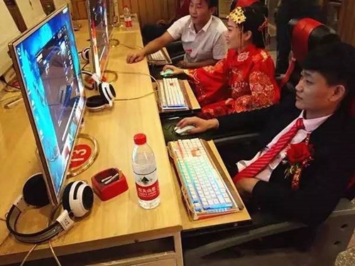 Cô dâu chú rể mải ‘đánh điện tử’... quên cả giờ cưới - 3