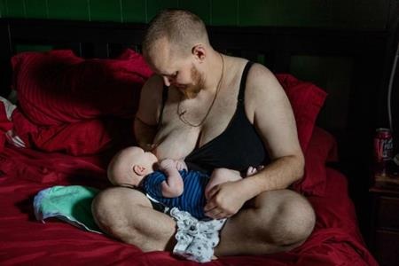Cảm động hình ảnh người cha chuyển giới cho con bú - 3 Evan quyết tâm không phẫu thuật ngực để được trải nghiệm cảm giác cho con bú