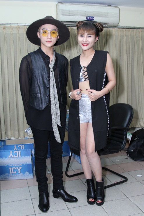 Sơn Tùng, Hương Giang Idol hết mình với “Hành trình kết nối yêu thương”. - 3 Với phong cách trình diễn ấn tượng cùng những bản hit, Sơn Tùng nhận được sự đón nhận nồng nhiệt từ công chúng. Anh có nhiều màn giao lưu với khán giả, tạo được sự gần gũi và kết nối.