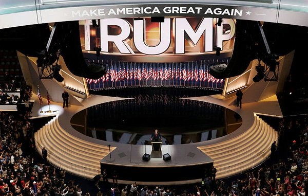 Vàng tăng lên 38 triệu đồng/lượng: Nỗi ám ảnh Donald Trump - 4
Màu vàng lấp lánh quanh hội trường