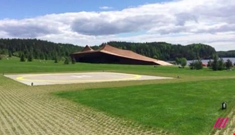 Putin lộ mật biệt thự lợp cỏ, tránh vệ tinh do thám - 4 Căn nhà được gọi là dacha. Ảnh: Rain TV