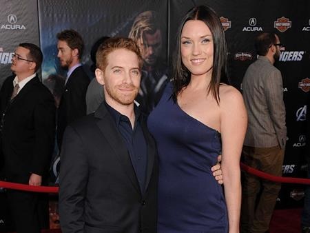 Những ngôi sao “nhỏ nhưng có võ” của làng giải trí thế giới - 3 Mỗi lần đi giày cao gót, người đẹp Clare Grant lại trông như người khổng lồ khi sánh đôi bên ông xã Seth Green, người chỉ cao xấp xỉ 1m62