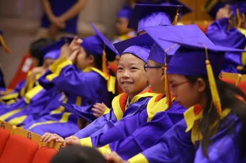 Để có được thành quả này, các học viên đã có một thời gian dài học tập và rèn luyện tiếng Anh trong môi trường tốt nhất tại trung tâm. Không giống như những kỳ thi lấy chứng chỉ tiếng Anh thông thường, kỳ thi lấy chứng chỉ Cambridge được ví như một kỳ thi “không áp lực” bởi các bài luyện và thi có thiết kế dựa trên tâm lý trẻ. Mục tiêu của kỳ thi Cambridge tạo cho trẻ những trải nghiệm thú vị, khám phá bản thân và trang bị cho mình những kỹ năng cần thiết cho tương lai hội nhập.