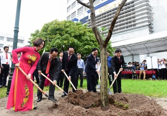 Trường ĐH Bách khoa Hà Nội đón nhận Huân chương Hồ Chí Minh lần thứ 2 - 3
Chủ tịch nước trồng cây lưu niệm tại trường