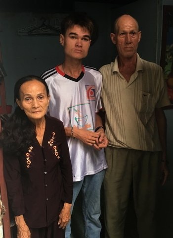 Chuyện tình kỳ lạ của vợ Việt, chồng Tây bán vé số - 4 Gia đình ông Trưng, bà Bé.