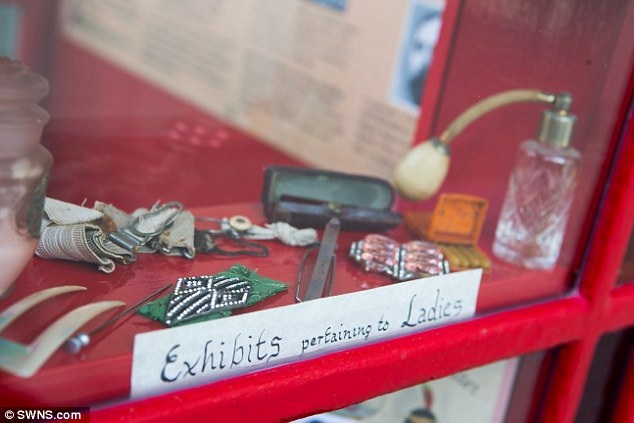 Bảo tàng nhỏ nhất thế giới bên trong… bốt điện thoại - 3 Bảo tàng nhỏ nhất thế giới bên trong… bốt điện thoại - 3