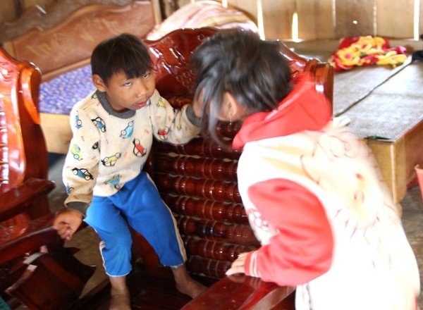 Thêm 2 trẻ dị tật đầu nhỏ - 3 Thêm 2 trẻ dị tật đầu nhỏ - 3