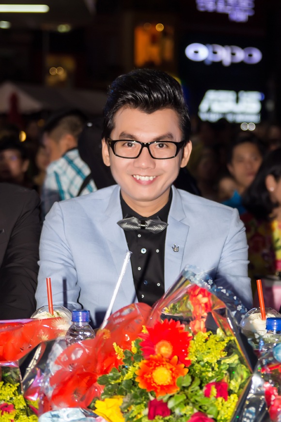 Á vương Ký Quốc Đạt - Ông chủ hệ thống Nha khoa Quốc tế Cần Thơ chọn bộ veston màu xanh coban nhạt lịch lãm, đốn tim khán giả bởi vẻ tuấn tú & nụ cười rạng rỡ.