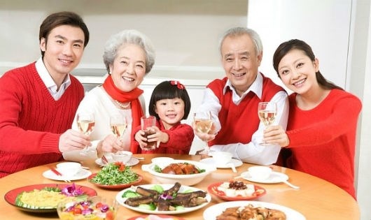 Mùa thu tẩm bổ thế nào cho đúng? - 4
Người cao tuổi khỏe mạnh “tẩm bổ” sức khỏe bằng việc ăn uống lành mạnh