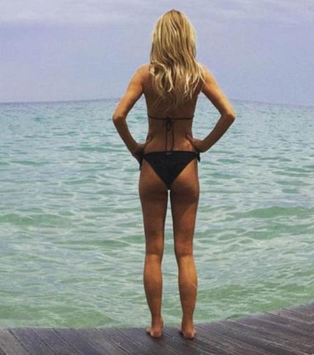 Kim Kardashian, Beyoncé và những thảm họa photoshop có một không hai - 3 Nữ MC Amanda Holden đã có một phen “đỏ mặt” khi khoe hình đi tắm biển lên trang cá nhân và điều đặc biệt là đường chân trời trong bức hình của Amanda lại nhấp nhô như sóng biển. Màn photoshop nghiệp dư này nhanh chóng bị các fan bóc mẽ và Amanda đã phải nhanh chóng gỡ bức hình xuống.