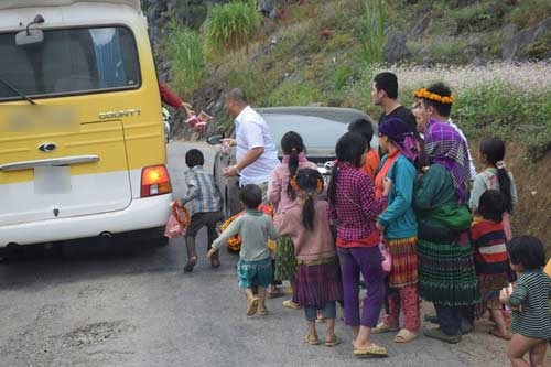 Phản cảm khách du lịch ném đồ ăn cho trẻ em vùng cao - 3 Không chỉ có trẻ em mà rất nhiều người lớn cũng tham gia. Ảnh: Chu Đức Hòa