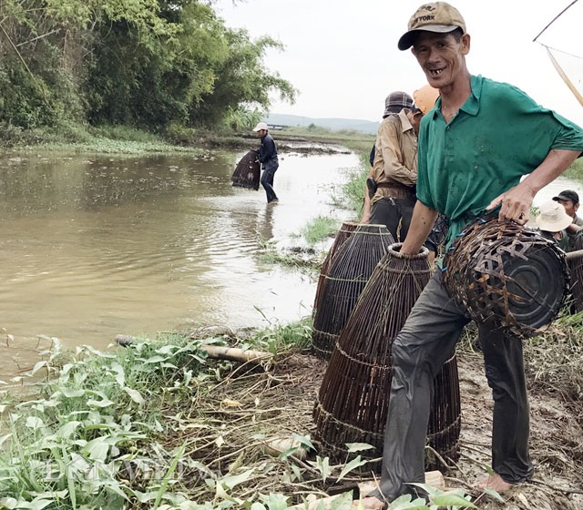 Độc đáo "dàn trận" tập thể bắt cá bằng... nơm tre - 4 Tham gia dàn trận bắt cá không chỉ có cánh thanh niên mà còn có nhiều người lớn tuổi