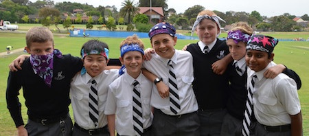 “Tan chảy” với cách làm từ thiện đáng yêu của bạn trai Miley Cyrus - 3 Rất nhiều người tham gia ủng hộ hoạt động của CanTeen