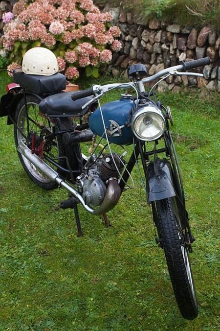 Trên vỏ động cơ có viết tên hai người, năm tháng và địa điểm kết hôn