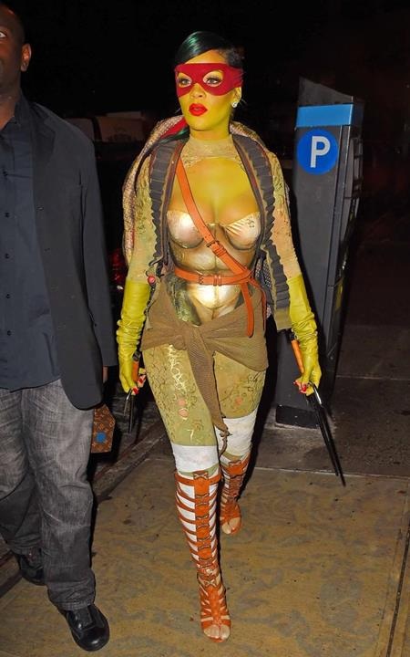 “Đã mắt” với loạt trang phục ấn tượng của các sao trong ngày Halloween - 3 Rihanna thì “hô biến” bản thân thành Ninja Rùa trong ngày lễ Halloween 2014