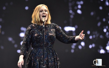 “Hoạ mi nước Anh” Adele bất ngờ lên kế hoạch cưới xin - 3 Adele vẫn đang bận rộn đi tour