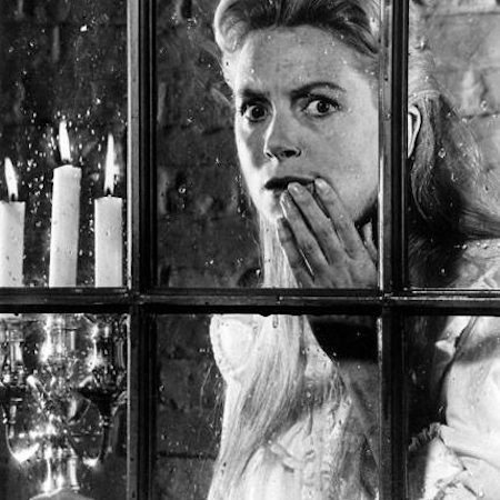 Những tác phẩm “kinh sợ” cho mọi mùa Halloween - 3 Dựa trên cuốn tiểu thuyết “The turn of the screw” của Henry James, “The innocents” (1961) không có những nhân vật với dáng vẻ quái dị, máu me hay thẳng tay giết người hàng loạt nhưng sự ám ảnh mà chuyện phim mang lại đến tận bây giờ vẫn không hề giảm sút.