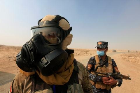 Trái đắng ở Mosul mà Thổ Nhĩ Kỳ không ngờ tới - 4
Binh lính quân đội Iraq sử dụng mặt nạ phòng độc ở Mosul.