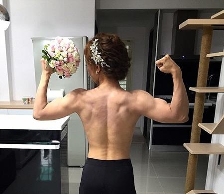 Cô dâu "khỏe nhất thế giới" làm khách mời choáng váng với màn mặc áo cưới đu xà - 3 Fu rất tự hào với danh hiệu mới của mình