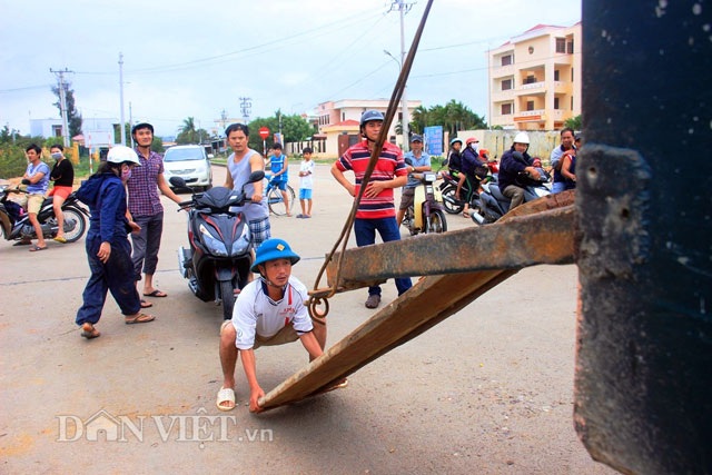 Bình Định: Dân sợ băng dòng lũ, xe tải kiếm tiền triệu mỗi ngày - 4 Bình Định: Dân sợ băng dòng lũ, xe tải kiếm tiền triệu mỗi ngày - 4