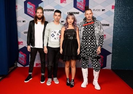 Lãng tử Joe Jonas hẹn hò người đẹp phim “Dị nhân” - 3 Joe Jonas tới MTV Europe Music Awards biểu diễn cùng ban nhạc…