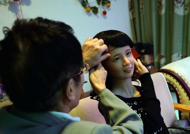 Chê búp bê tình dục rởm, được đền cái mới giống hệt vợ - 4 Búp bê tình dục đặc biệt này khiến ông Zhang nhớ về người vợ quá cố.