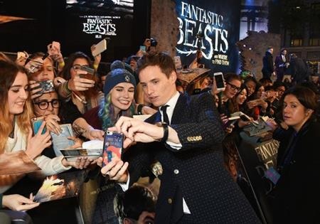 Dàn sao “bự” hội tụ trong lễ ra mắt bom tấn “Fantastic beasts” - 3 Nam diễn viên rất tích cực giao lưu cùng người hâm mộ