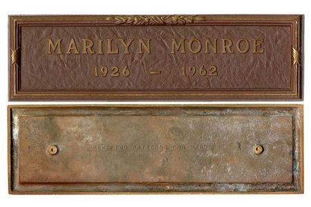 Bia mộ của Marilyn Monroe được đem bán đấu giá - 3 Chiếc bia đã bị ô-xi hoá ít nhiều